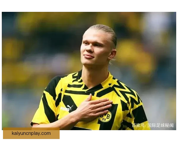 哈兰德久违戴帽手捧比赛用球晒照：这是个不错的周六